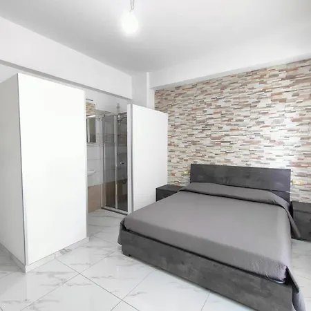 4 With 4 Private Bathrooms Apartment *